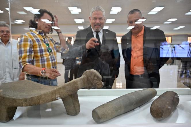 Le ministre des affaires étrangères du Honduras, Eduardo Enrique Reina, devant des pièces archéologiques restituées par la France à son pays, à Tegucigalpa, le 19 mars 2025.