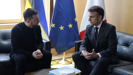 Le président ukrainien Volodymyr Zelensky rencontre Emmanuel Macron en marge du Conseil européen extraordinaire consacré au soutien à l'Ukraine et à la défense européenne, à Bruxelles (Belgique), le 6 mars 2025.