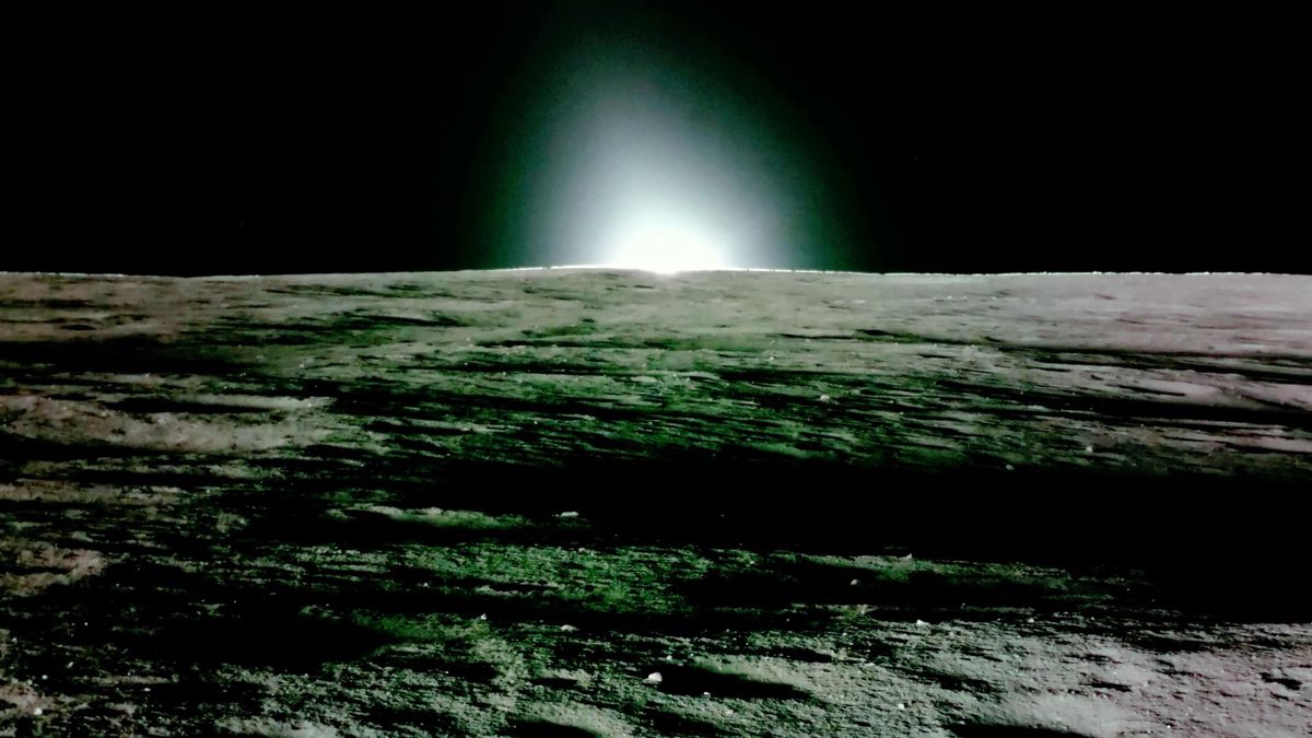 Nahaufnahme der Mondoberfläche mit untergehender Sonne, aufgenommen während der Firefly Aerospace Luna-Mission am 16. März 2025. Die hochauflösende Aufnahme zeigt einen mysteriösen Dunst, der erstmals in den 1960er Jahren beobachtet wurde.