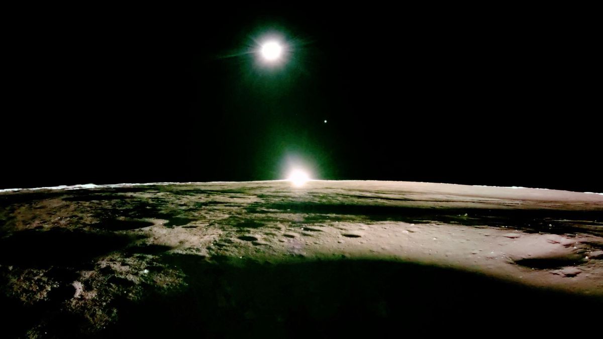 Lunaroberfläche mit untergehender Sonne, Erde und Venus am Horizont, aufgenommen von Firefly Aerospace’s Blue Ghost Landefähre während einer Mondmission.