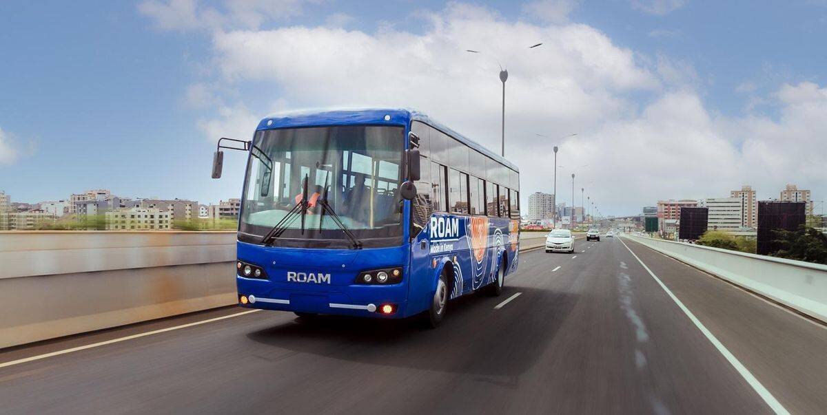 Un bus électrique de Roam sur une autoroute en Afrique.
