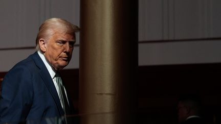 Donald Trump quitte le palais présidentiel après une rencontre avec des journalistes, à Washington, DC (Etats-Unis), le 17 mars 2025. (CHIP SOMODEVILLA / GETTY IMAGES NORTH AMERICA / AFP)