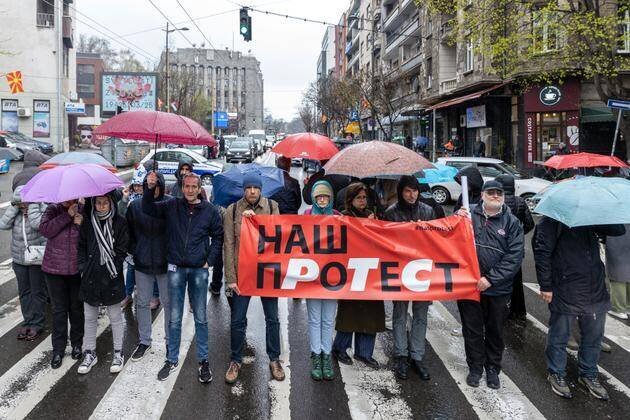 Des employés de la radio-télévision nationale serbe (RTS) manifestent contre la politique médiatique de leur employeur, à Belgrade le 17 mars 2025.