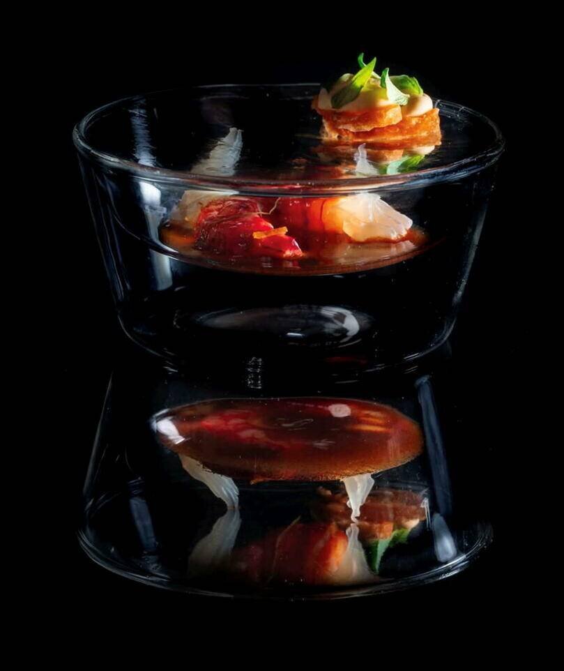 Crevette rouge, bisque à l’américaine et quartiers de pomelo.