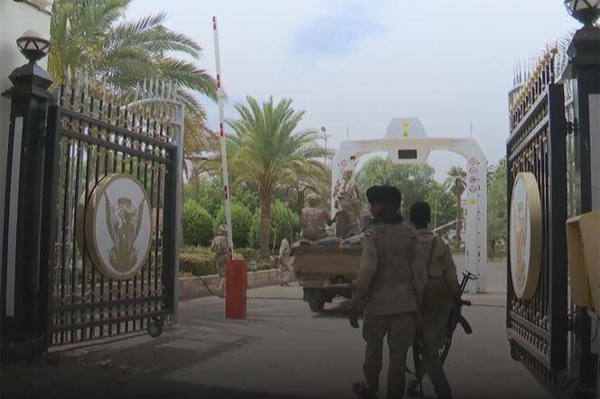 Des combattants se tiennent à l’entrée du palais présidentiel à Khartoum. Capture d’écran d’une vidéo diffusée par les Forces de soutien rapide le 1ᵉʳ mai 2023.