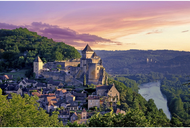 L'entrepreneur a ouvert au public son premier château à Castelnaud, en Dordogne. Le monument qui abrite un étonnant musée de la guerre au Moyen Âge a été visité par 250 000 personnes l'an dernier.