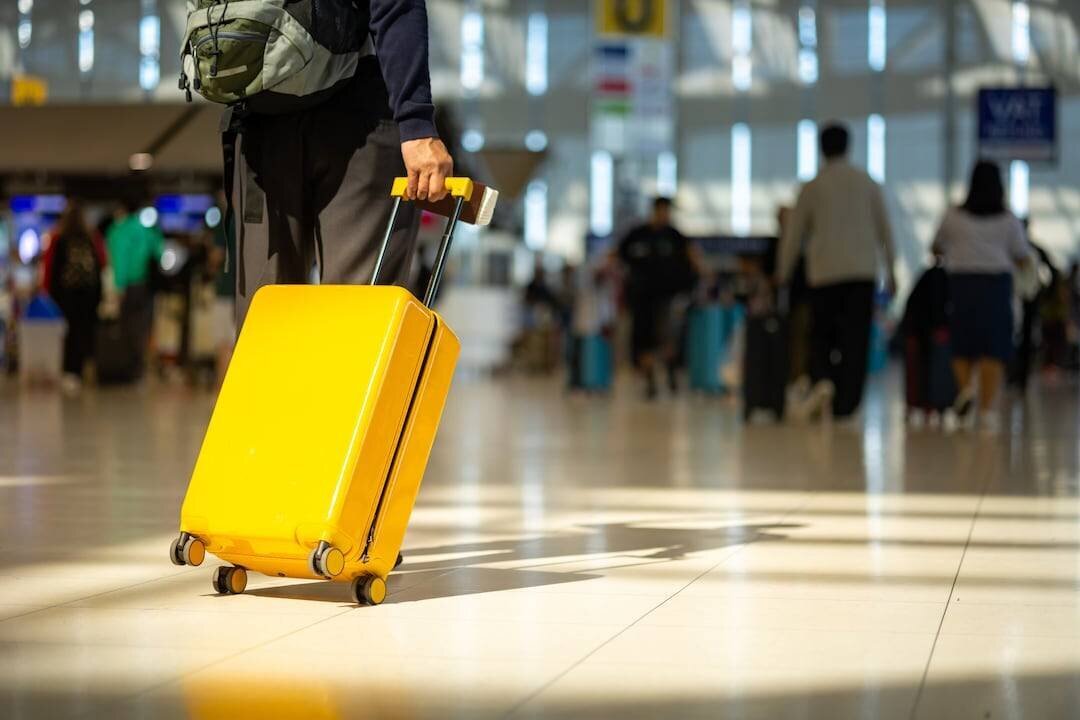 Homme avec une valise à l'aéroport