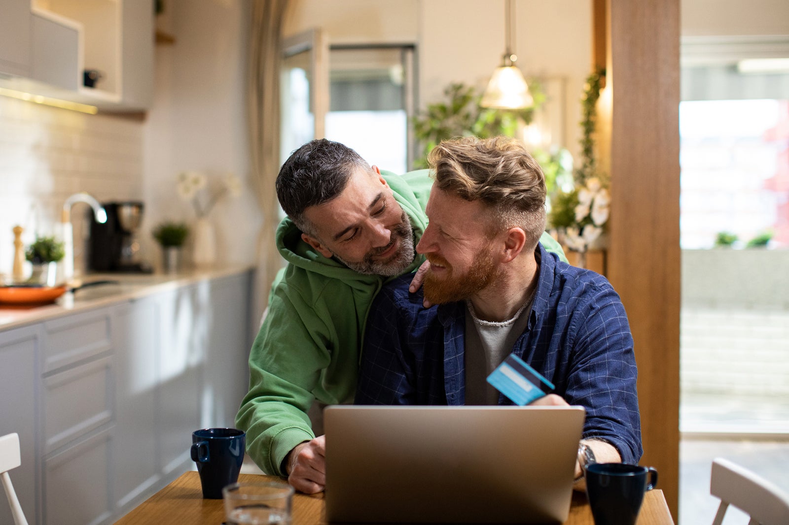 Couple utilisant la carte de crédit à la maison
