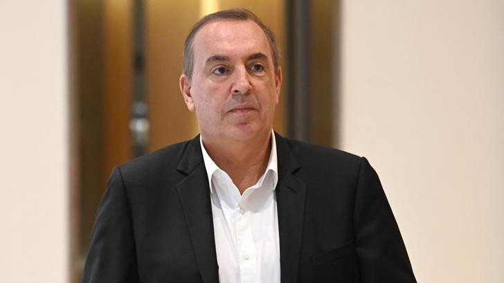Jean-Marc Morandini lors de son arrivée au tribunal de Paris en 2022 pour son procès en première instance, où il avait été condamné à un an de prison avec sursis probatoire de deux ans.