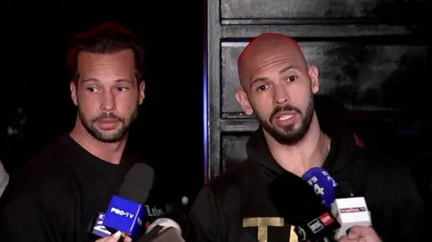 Tristan et Andrew Tate s'adressant à des journalistes