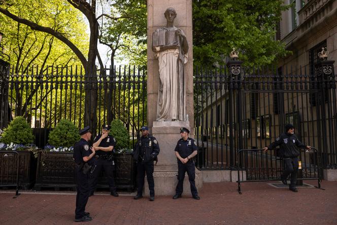 Des policiers montent la garde devant l’université de Columbia, le jeudi 2 mai 2024, à New York (Etats-Unis).