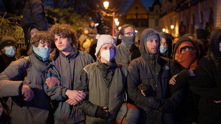 De jeunes migrants, qui occupaient le théâtre de la Gaîté Lyrique depuis trois mois, sont évacués, à Paris, le 18 mars 2025. (BENJAMIN BERAUD / HANS LUCAS / AFP)