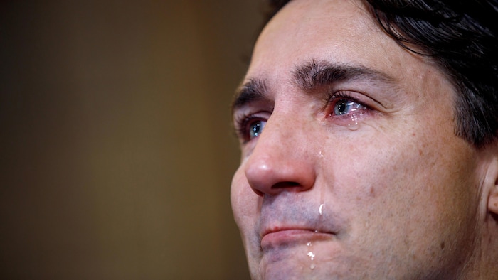 Photographie de Justin Trudeau laissant couler des larmes alors qu'il s'adresse aux médias à propos de la mort du chanteur Gord Downie.