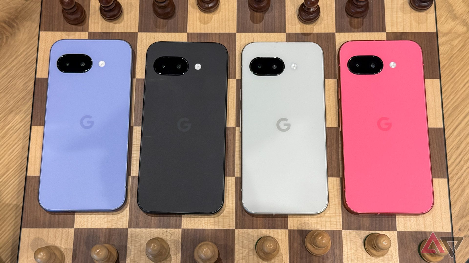 La famille Pixel 9a sur un échiquier