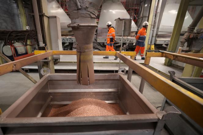Des grenailles de cuivre sortent d’un broyeur de l’usine de traitement de câbles en cuivre et aluminium de Recycâbles, située à Noyelles-Godault, le 19 mars 2025.