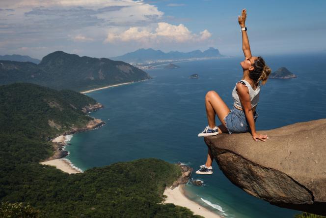 Le selfiancé sait, en pleine nature, effacer toute trace de sa présence pour immortaliser son partenaire en aventurier ou aventurière solitaire.