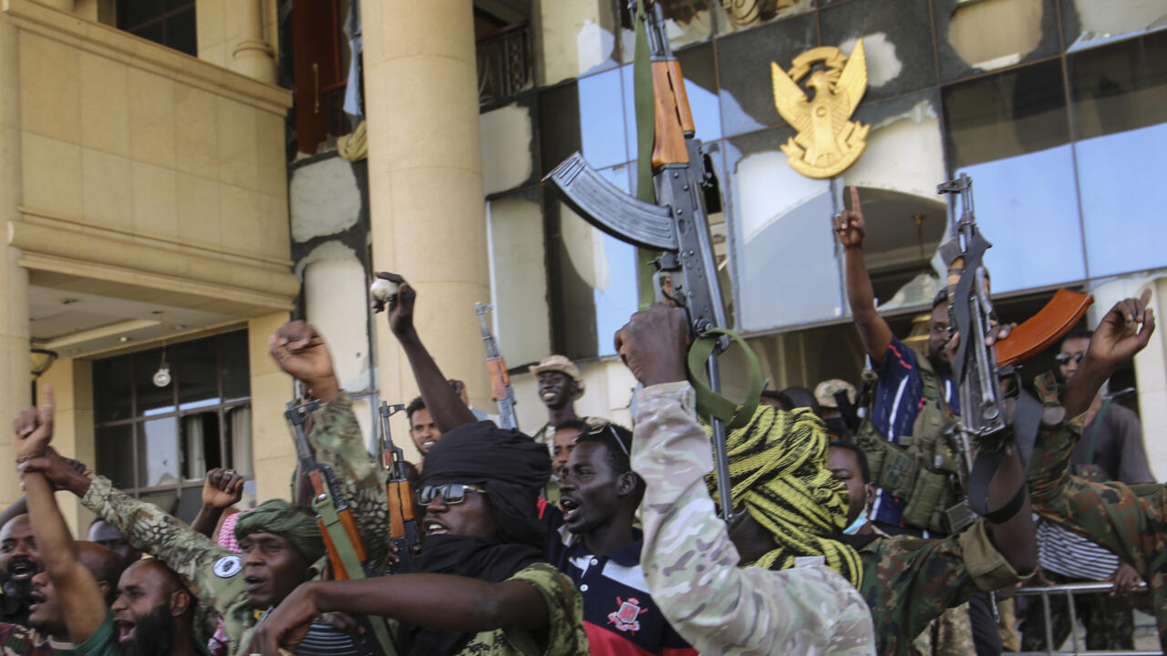Des soldats de l'armée soudanaise fêtent la prise du palais présidentiel à Khartoum, au Soudan, le 21 mars 2025.