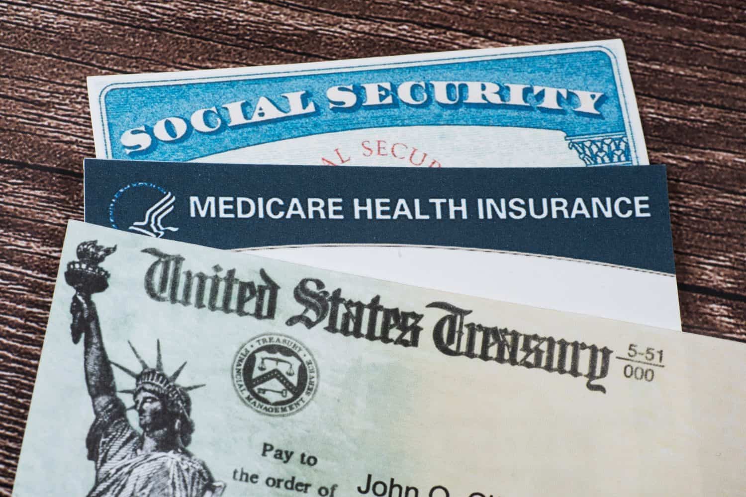 Cartes SSN et Medicare avec un chèque du Trésor américain