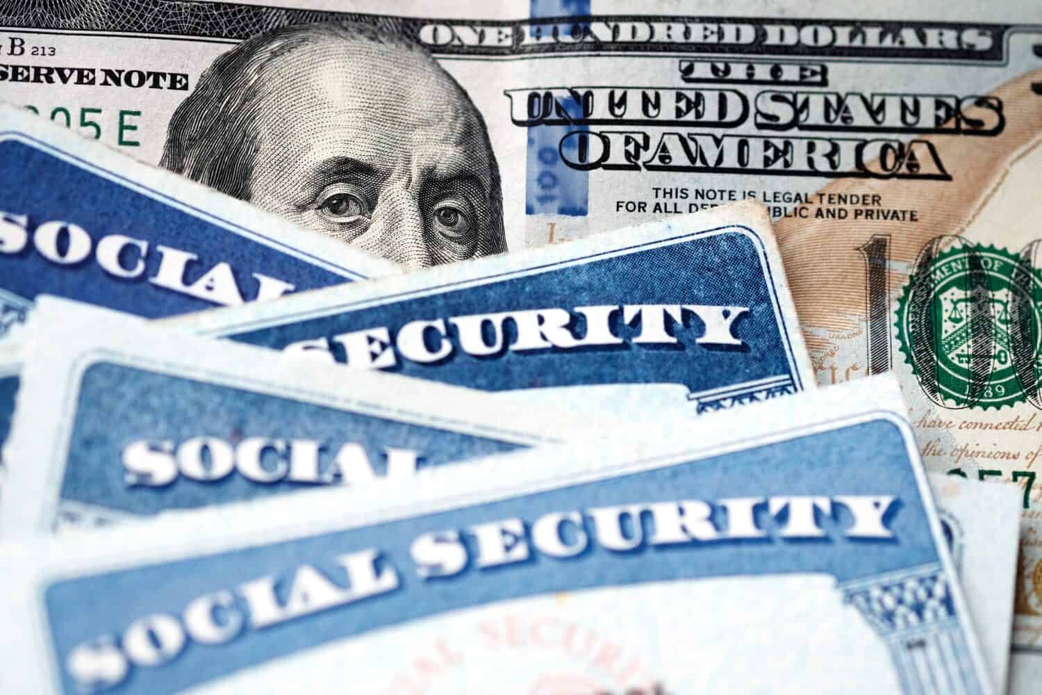 Cartes de Sécurité Sociale sur un billet de 100 dollars