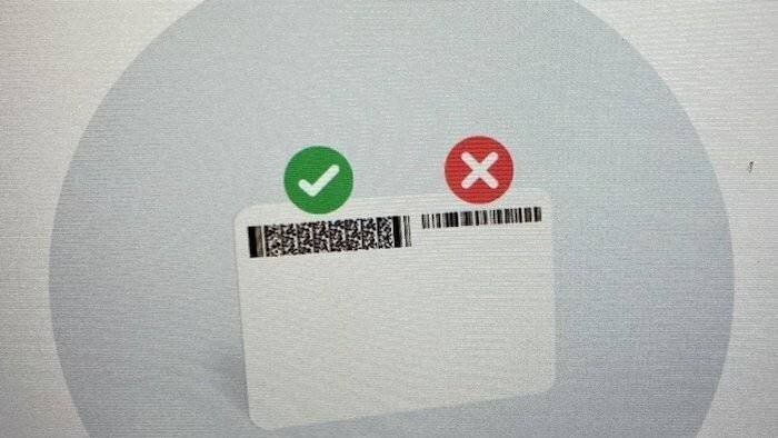 Un écran montrant un exemple de pièce d'identité, avec un crochet et un X.