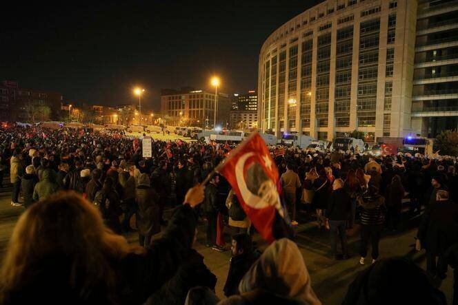 Des soutiens au maire d’Istanbul devant le palais de justice de Caglayan, à Istanbul, le 22 mars 2025.