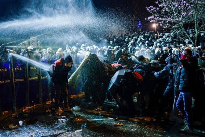 Confrontation entre la police et des manifestants, à Istanbul, le 22 mars 2025.