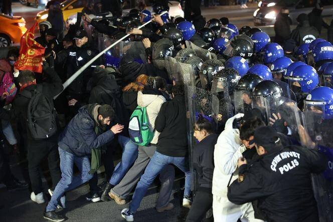 Des manifestants se heurtent à la police antiémeute turque, qui utilise des gaz lacrymogènes et des canons à eau lors d’une manifestation contre l’arrestation du maire d’Istanbul, à Ankara, le 21 mars 2025.