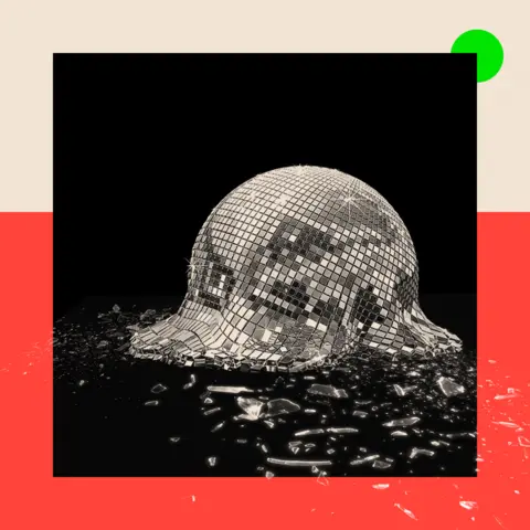 Une boule à facettes se brisant au sol