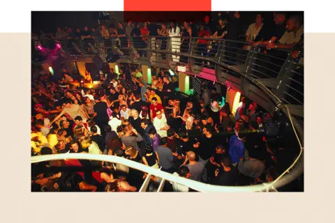 Une foule de personnes en train de faire la fête au Ministry of Sound à Londres