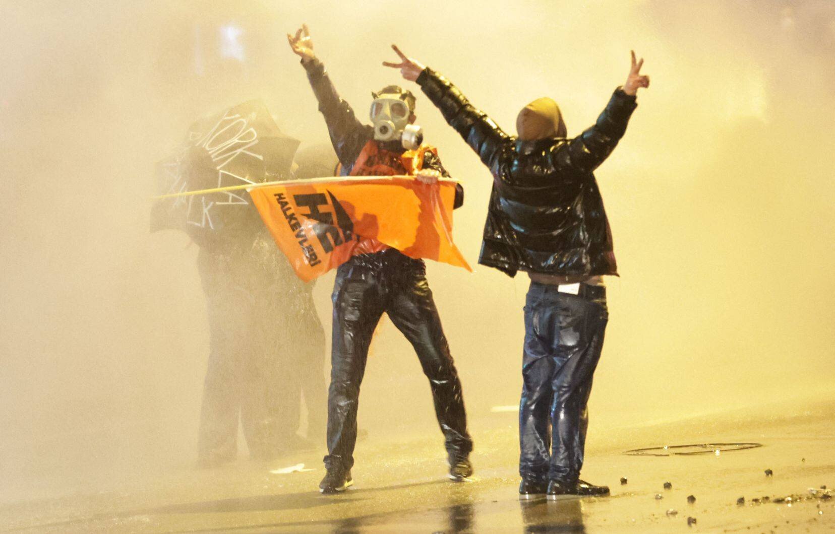 Des manifestants se heurtent à la police anti-émeute turque, qui utilise des gaz lacrymogènes et des canons à eau lors d’une manifestation à la suite de l’arrestation du maire d’Istanbul à Ankara, le 22 mars 2025.