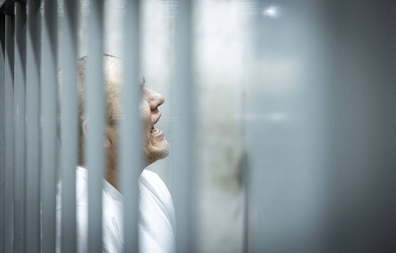 Un des 200 membres présumés de l’organisation criminelle vénézuélienne Tren de Aragua à son arrivée au Centre d’internement pour le terrorisme dans la ville de Tecoluca, au Salvador, le 16 mars 2025.