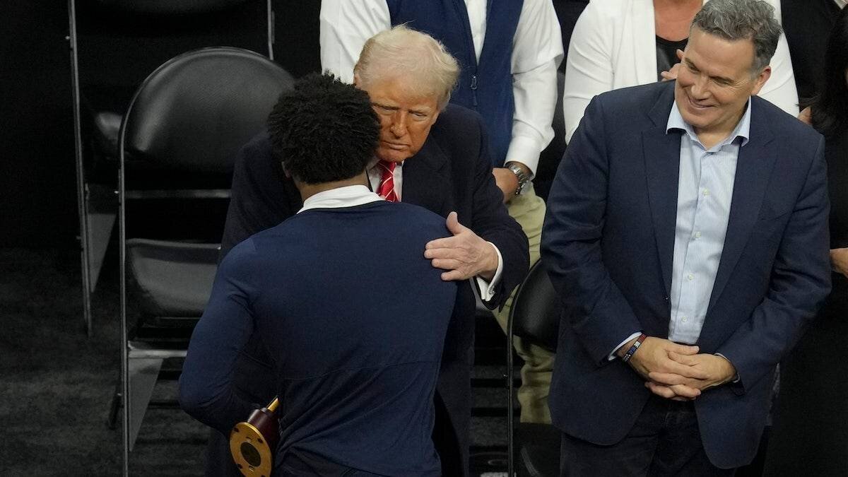 Donald Trump et Carter Starocci lors des championnats de lutte NCAA.