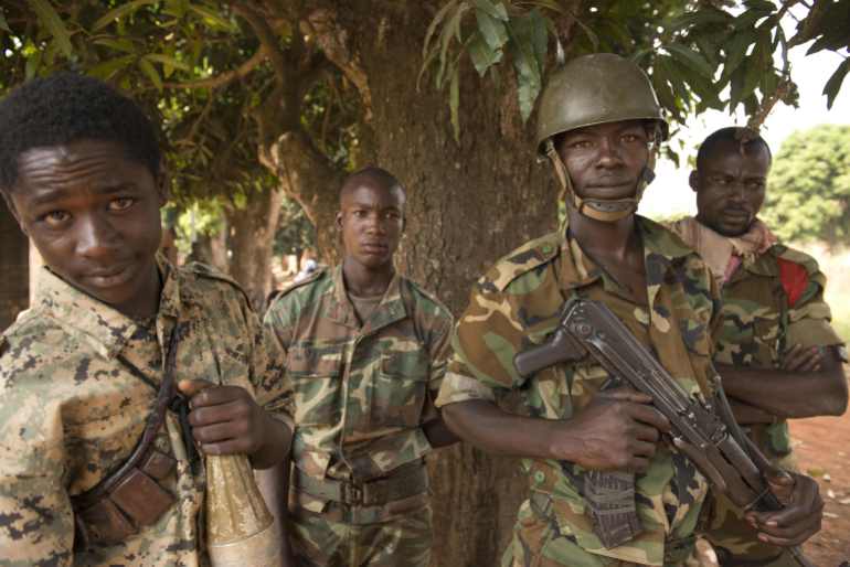 Soldats de l'Armée nationale de la République centrafricaine (ex-Séléka) posent dans le quartier PK 11, au nord de Bangui.