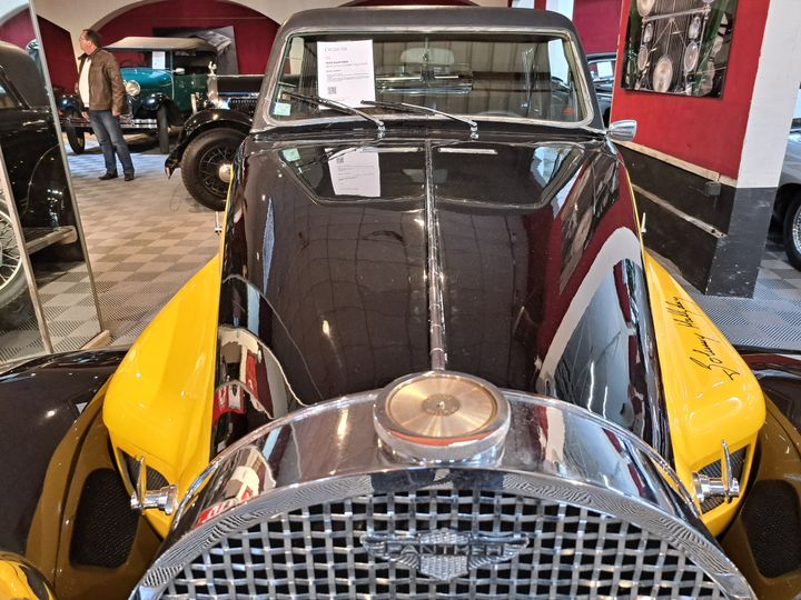 La voiture possède un disque d'or au nom de Johnny comme bouchon de radiateur. (ANNE CHEPEAU / FRANCEINFO / RADIO FRANCE)