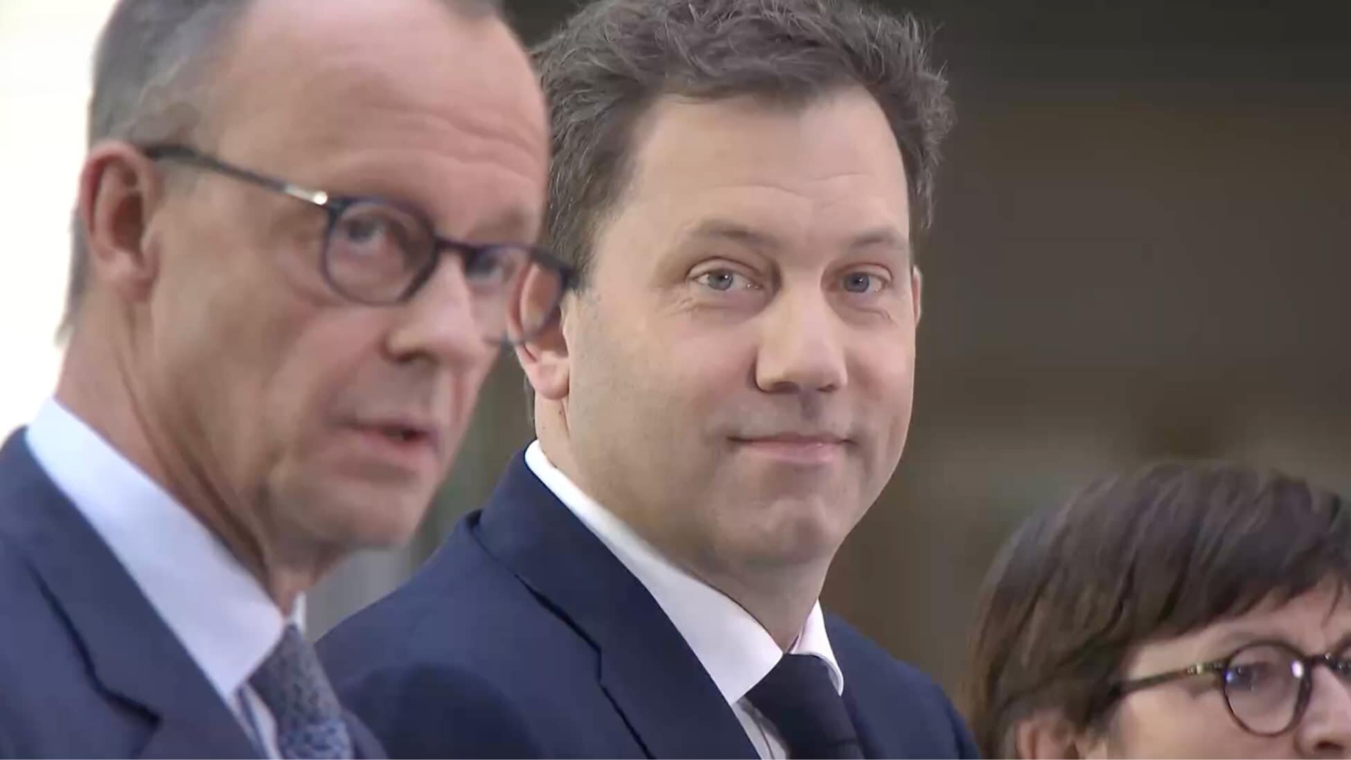 Friedrich Merz et Lars Klingbeil lors d'une conférence de presse sur les négociations en cours de coalition.