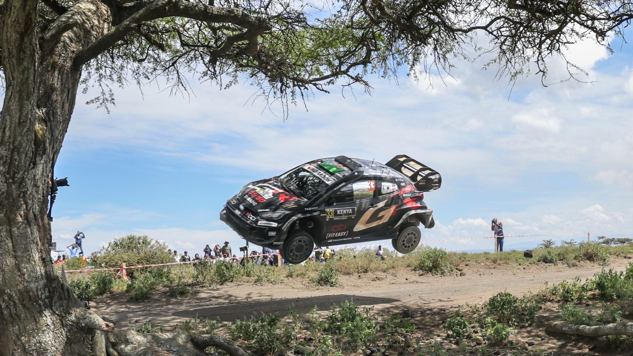 La Toyota Yaris d'Elfyn Evans en plein vol lors du Safari Rally Kenya 2025
