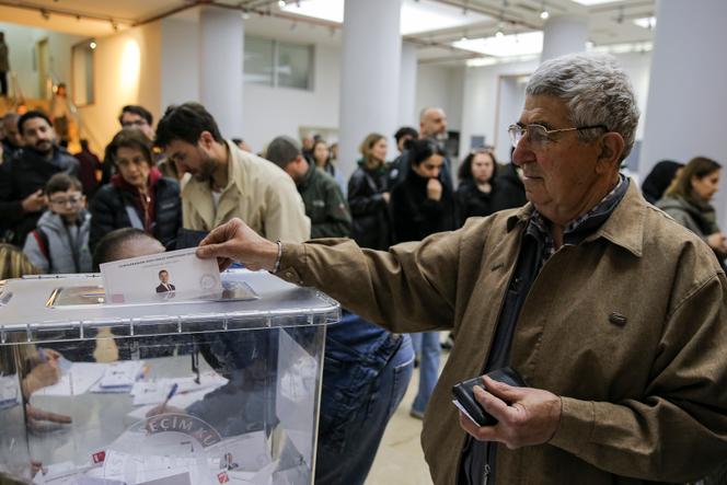 Des personnes prennent part au vote du Parti républicain du peuple lors d’une élection symbolique pour montrer leur solidarité avec Ekrem Imamoglu, après son arrestation, à Istanbul, le 23 mars 2025.