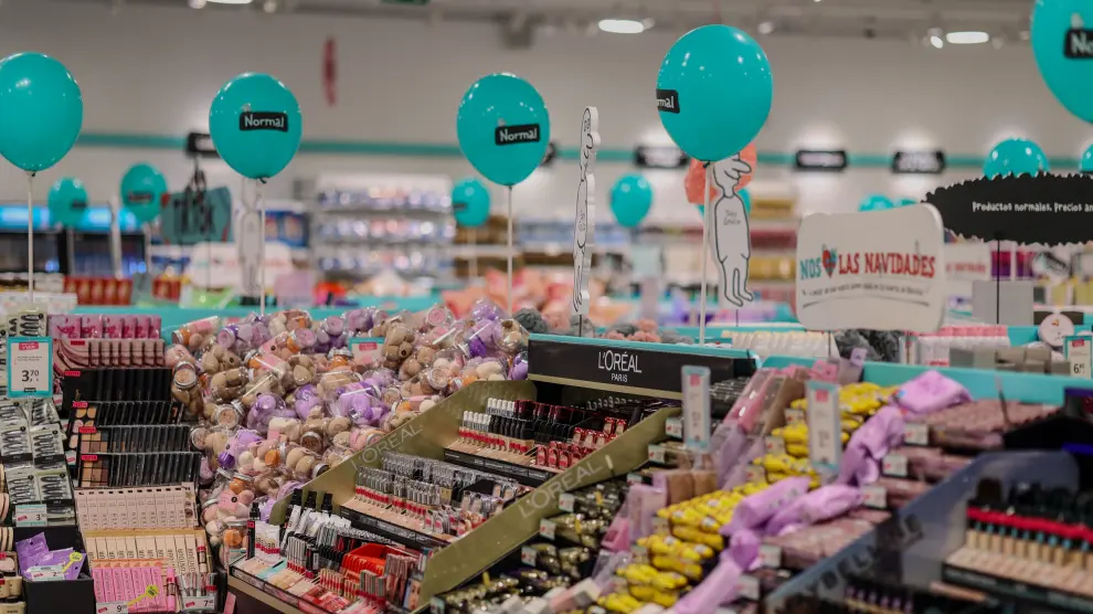 Magasin Normal avec divers produits de droguerie et de beauté.