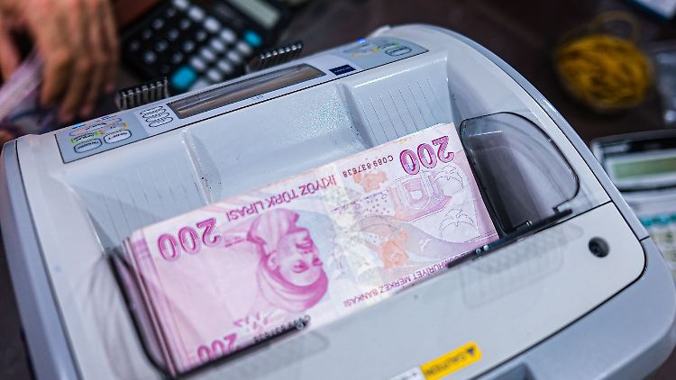 La Lira a chuté à un niveau record contre le dollar.