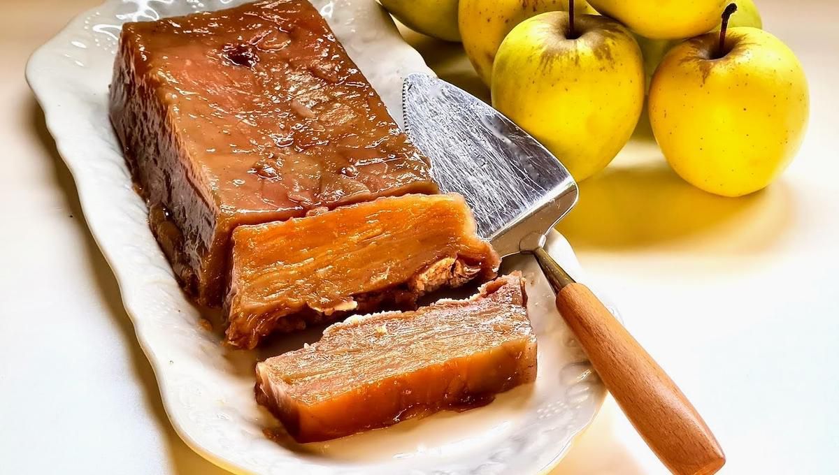 Gâteau aux pommes sur un plat