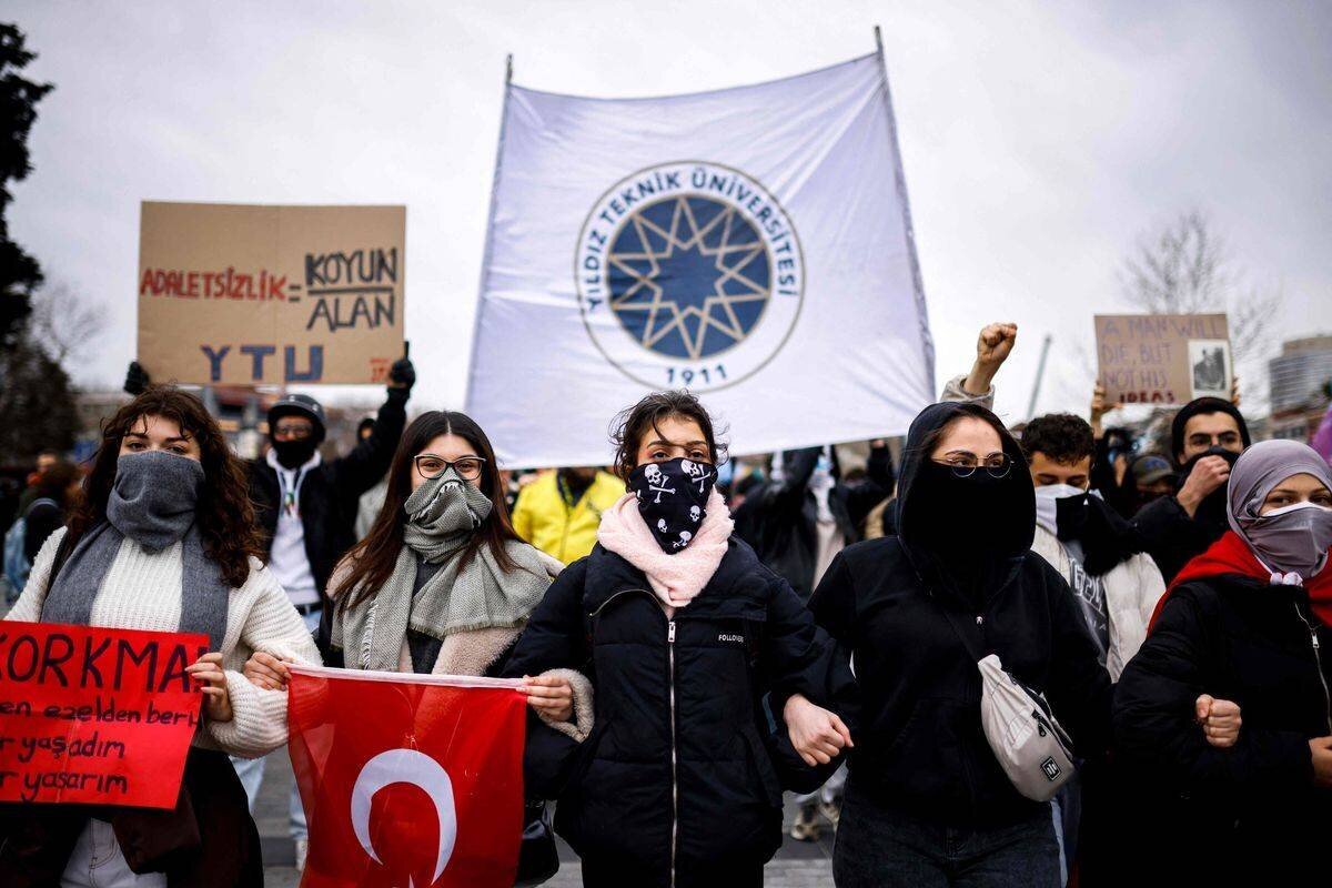 Des étudiants manifestent à Besiktas en soutien au maire d'Istanbul, Ekrem İmamoglu, après son arrestation.