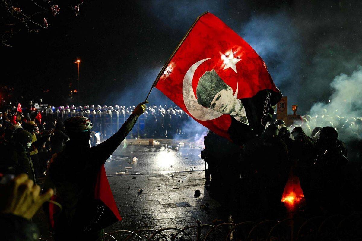 Un manifestant brandit un drapeau avec l'image de Mustafa Kemal Atatürk lors d'une manifestation contre l'arrestation d'Ekrem İmamoglu.