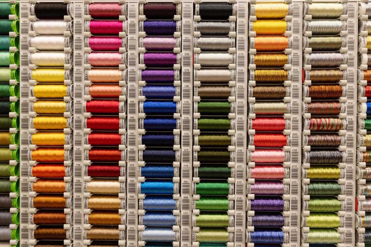 Différentes bobines de fils colorés au Nähcenter de Stäfa.