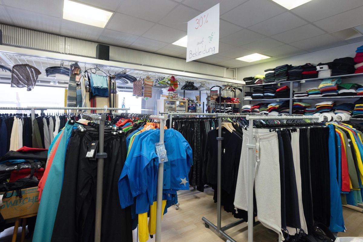 Vue intérieure du Nähcenter à Stäfa avec des vêtements sur des portants.