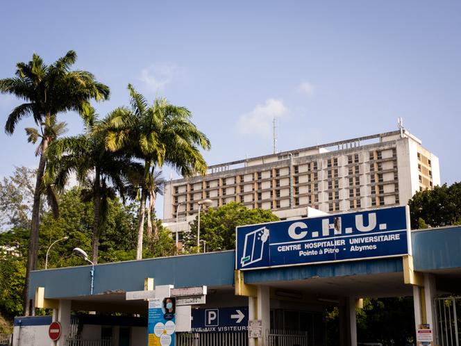 L’entrée du centre hospitalier universitaire de Pointe-à-Pitre, en Guadeloupe, le 3 septembre 2021.