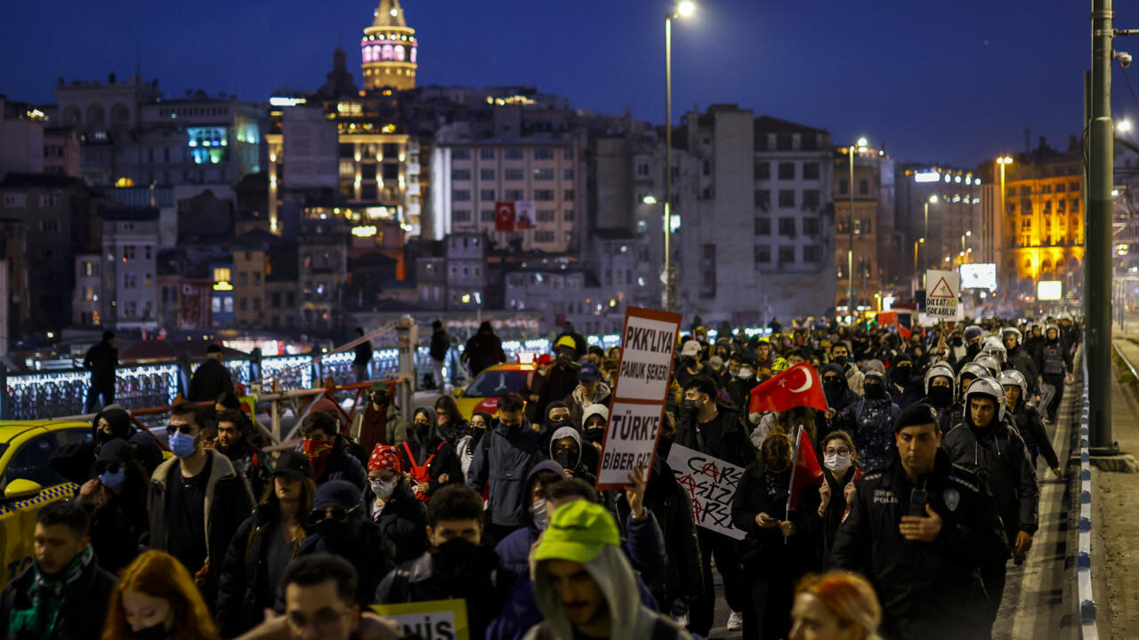 Les manifestants, mobilisés pour dénoncer l'incarcération du maire d'Istanbul, traversent le pont Galata dans la capitale turque, lundi 24 mars 2025.