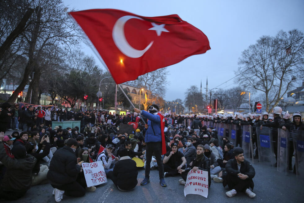 La mobilisation étudiante enfle pour protester contre l'incarcération du maire d'opposition d'Istanbul, dans la capitale turque, lundi 24 mars 2025.