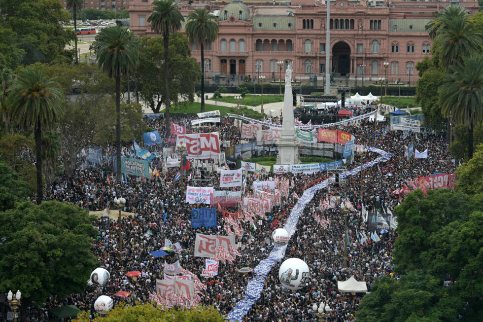 Des milliers de personnes se rassemblent sur la Place de Mai devant le palais présidentiel à Buenos Aires pour commémorer le 49e anniversaire du coup d'État militaire, lundi 24 mars 2025.