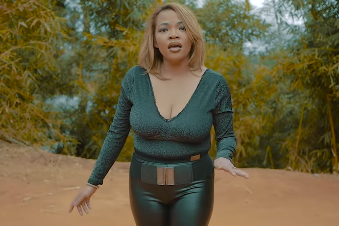 Capture d’écran de la chanteuse Meizah dans le clip de « Fitia Kilalao », en 2023.