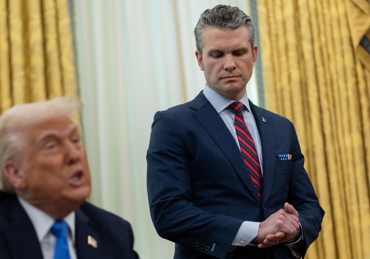 Pete Hegseth, secrétaire du Département de la Défense des États-Unis, dans le Bureau ovale avec Donald Trump